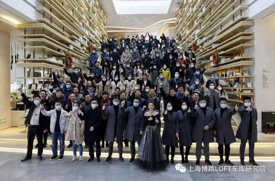 保亭全国一百多人在华侨城汉口道6号参观研讨LOFT专利车库技术！
